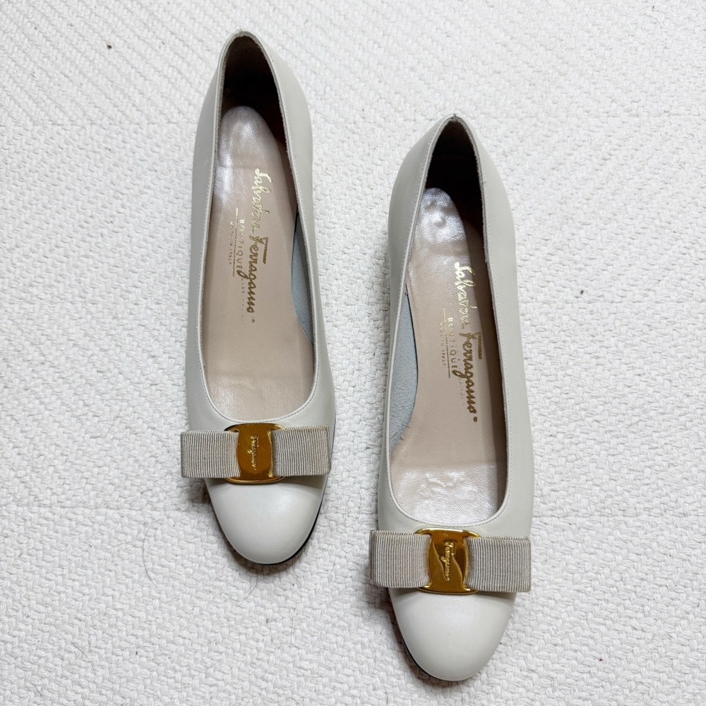 SALVATORE FERRAGAMO cream leather bow heels SIZE 8
